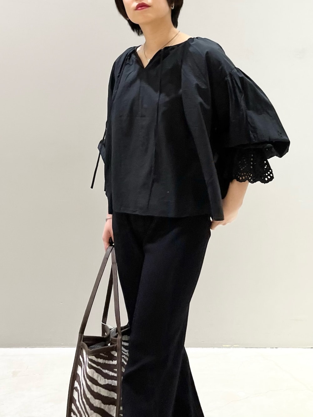 「LEPSIM、レプシィム(LEPSIM)、レース、刺繍、刺繍ブラウス、スカラップ、ニットパンツ、サンダル、トートバッグ、オールブラック、ワントーンコーデ、ゼブラ柄、夏コーデ、秋コーデ、モノトーン」｜「LEPSIMの刺繍レースブラウス　177285（シャツ/ブラウス、ブラック系）」を使った、エムアイさん（レディース・162cm）の夏コーディネートの9枚目の写真