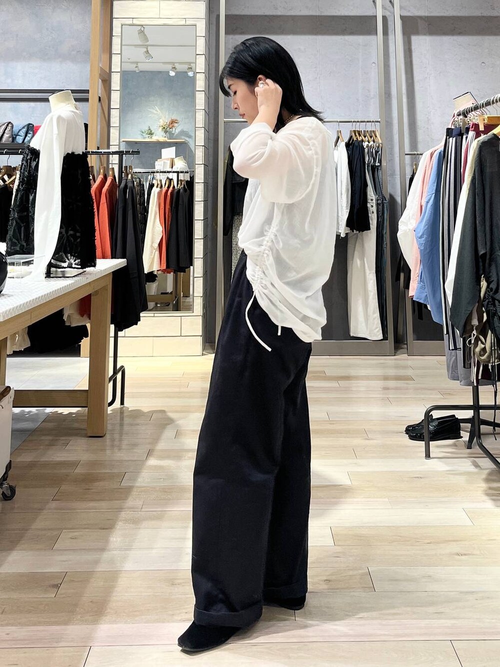 「カジュアル、モード、ベーシック/シンプル、デート/ロマンティック、楽ちんコーデ、夏コーデ、女子会、きれいめカジュアル_LEPSIM、LEPSIM、おでかけ、シンプルコーデ、ブラウス、ワンピース、ワイドパンツ、バッグ」｜「LEPSIMの加工感チノパンツ　131531（チノパンツ、グレー系）」を使った、エムアイさん（レディース・162cm）の秋コーディネートの3枚目の写真