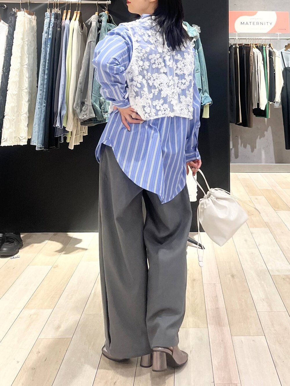 グレー系のその他パンツ、その他のパンプス、ブルー系のシャツ/ブラウスを着用したレディースの冬コーディネートの2枚目の写真