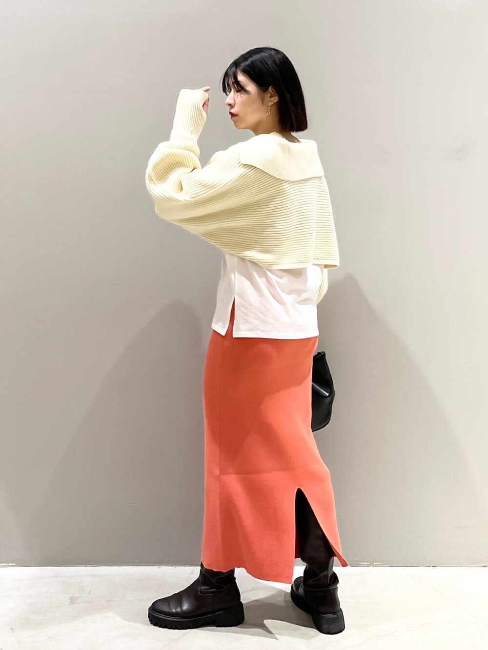 「LEPSIM、レプシィム(LEPSIM)、ニット、ショート丈トップス、春服デビュー宣言、シンプルコーデ、淡色コーデ、きれいめカジュアル、パステル映える春、レイヤードスタイル、ピンク、春服みてみて、ブーツ、ニットスカート、ハンドバッグ」｜「LEPSIMのメタルハンドル2WAYバッグ　176623（ハンドバッグ、ブラック系）」を使った、エムアイさん（レディース・162cm）の春コーディネートの4枚目の写真
