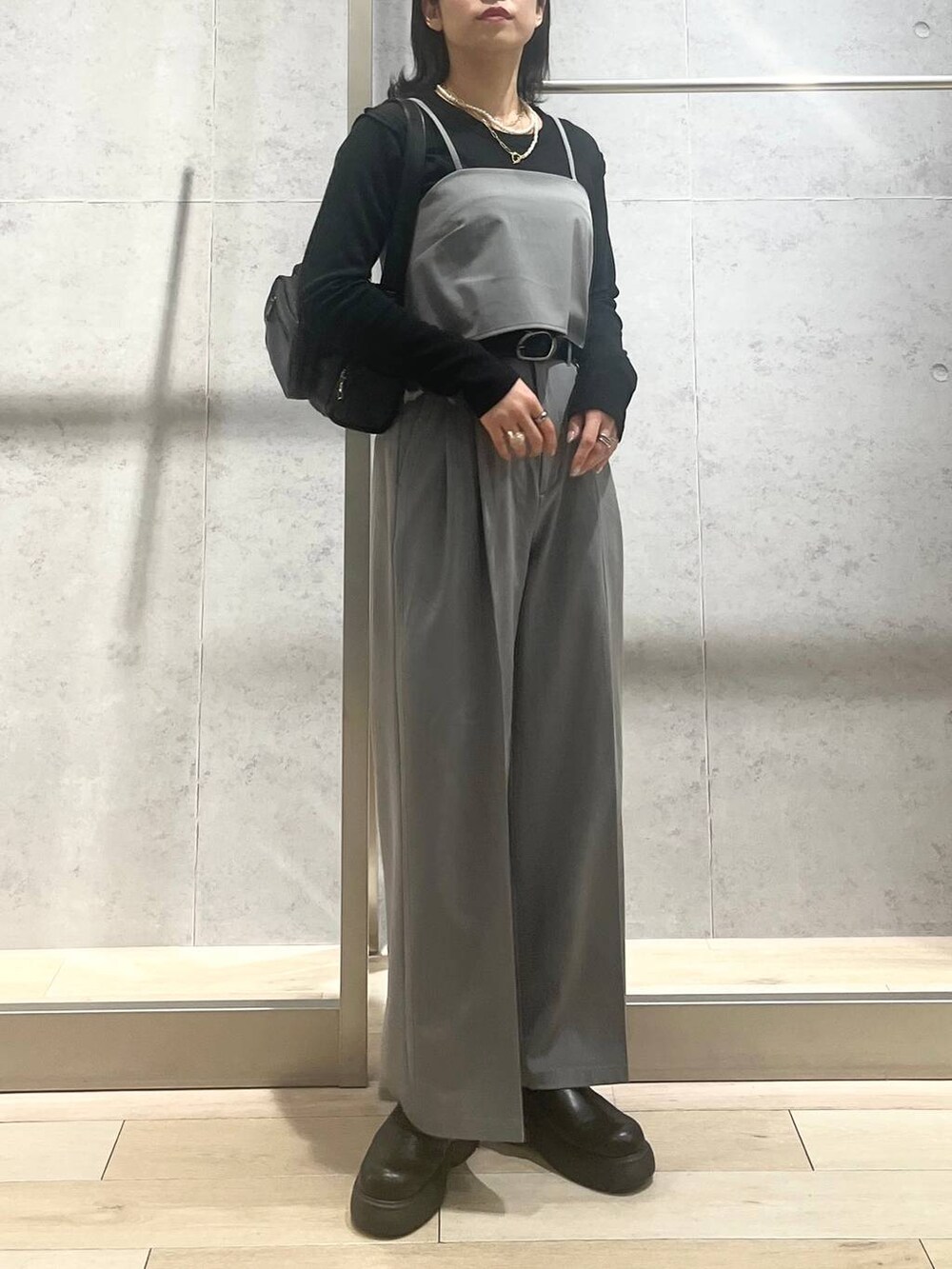 グレー系のその他パンツ、ブラック系のショルダーバッグ、ブラック系のサンダルを着用したレディースの冬コーディネートの3枚目の写真