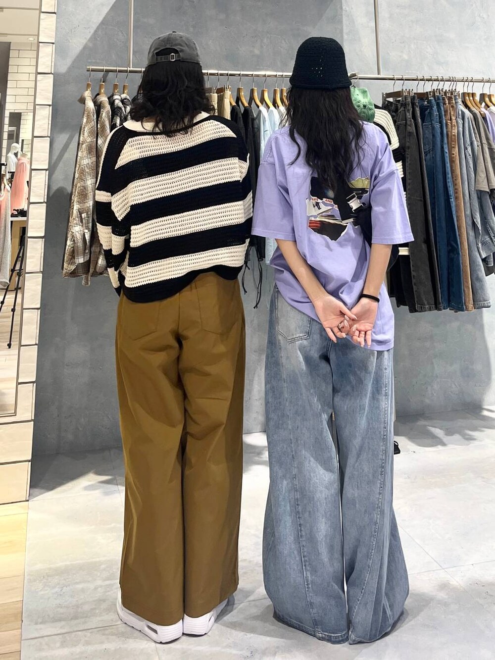 ホワイト系のニット/セーター、ブルー系のデニムパンツ、ホワイト系のスニーカーを着用したレディースの春コーディネートの5枚目の写真