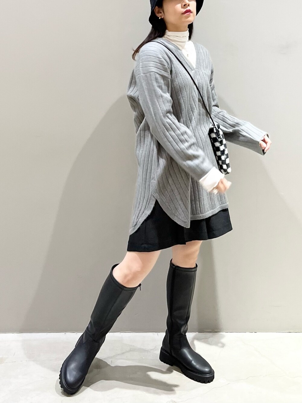 「LEPSIM、レプシィム(LEPSIM)、シンプルコーデ、厚底シューズ、ロングブーツ、ニット、レイヤードスタイル、韓国ファッション、ショートパンツ、ハーフパンツ、きれいめカジュアル、レザー、秋冬コーデ、ニットワンピース、チェック」｜「LEPSIMのアソートスマホショルダー　344203（ショルダーバッグ、その他）」を使った、エムアイさん（レディース・162cm）の秋コーディネートの2枚目の写真