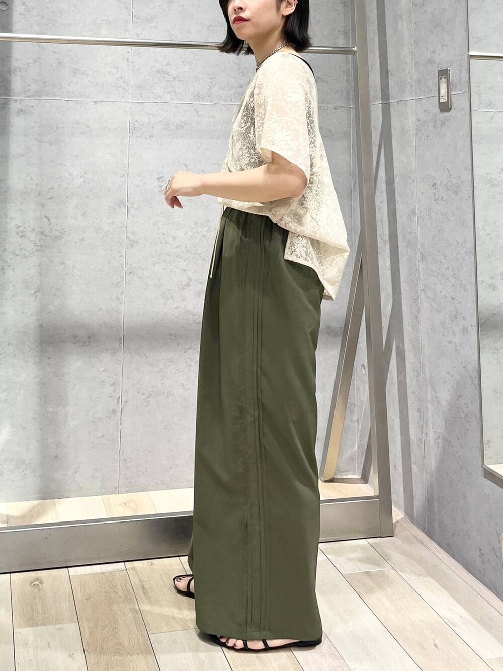 ブラック系のタンクトップ、ブラック系のサンダル、グリーン系のその他パンツを着用したレディースの夏コーディネートの2枚目の写真