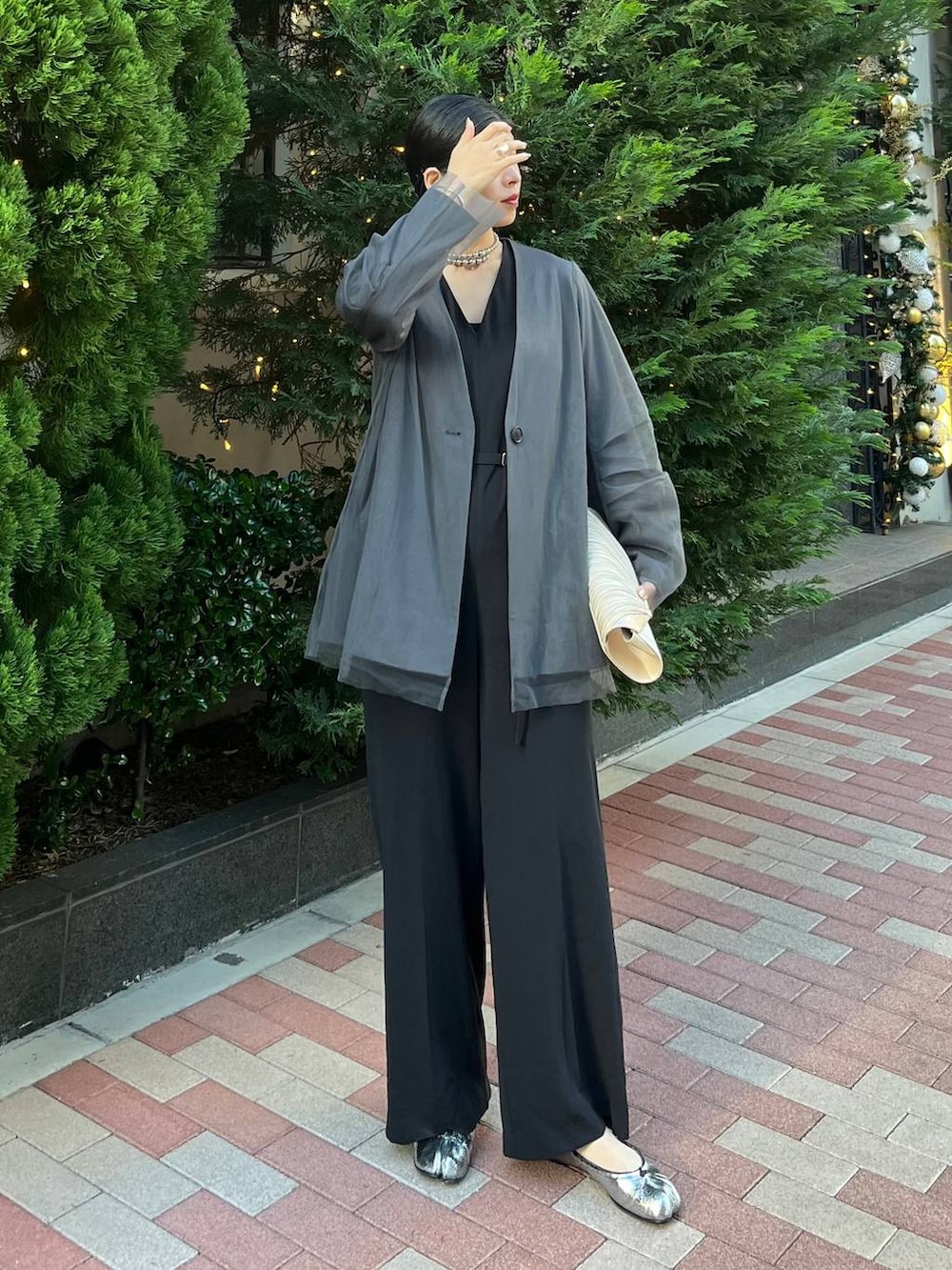グレー系のノーカラージャケット、ブラック系のつなぎ/オールインワン、シルバー系のネックレスを着用したレディースの秋コーディネートの2枚目の写真