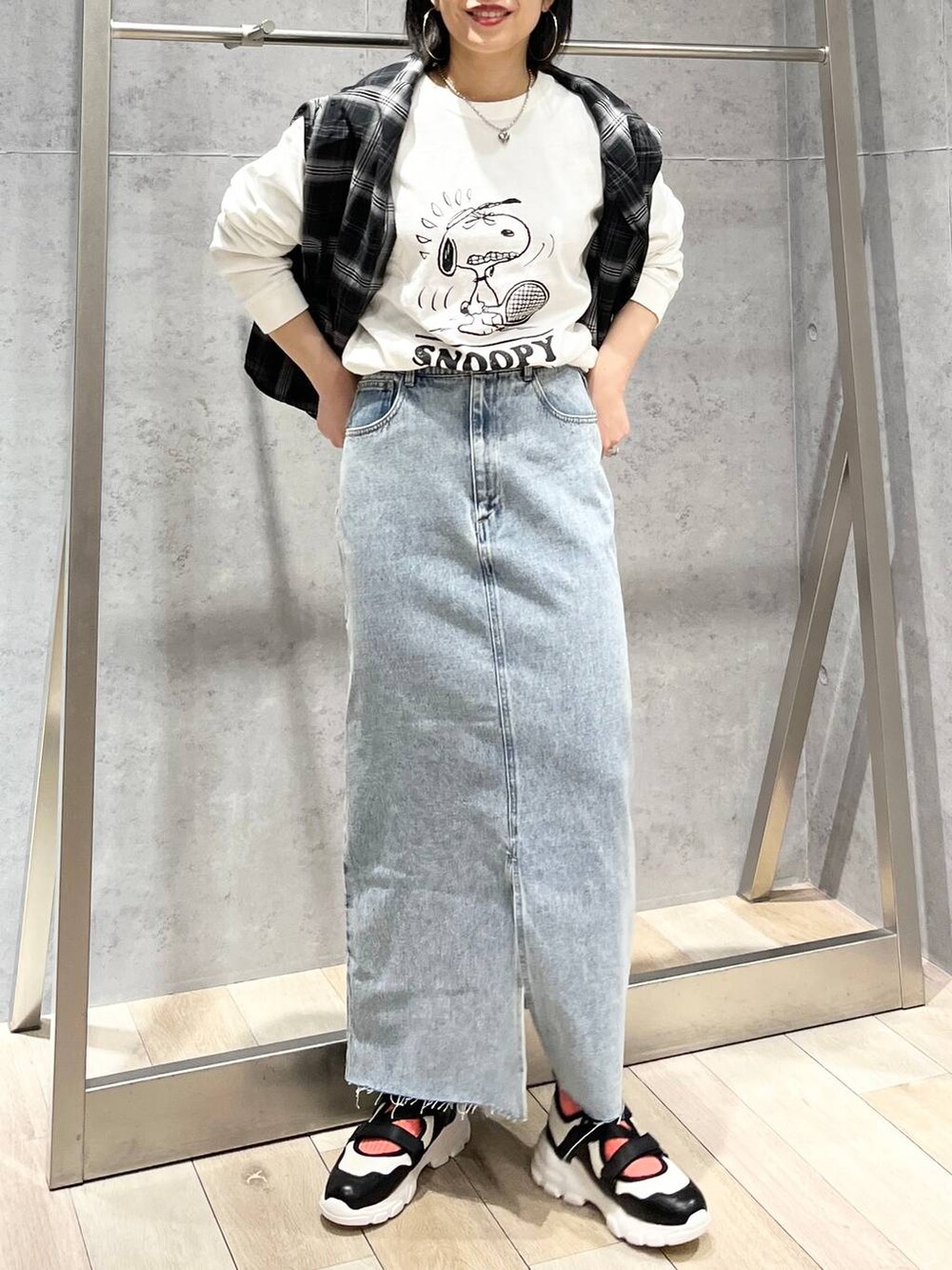 ホワイト系のTシャツ/カットソー、ブルー系のスカート、ホワイト系のスニーカーを着用したレディースの冬コーディネートの2枚目の写真