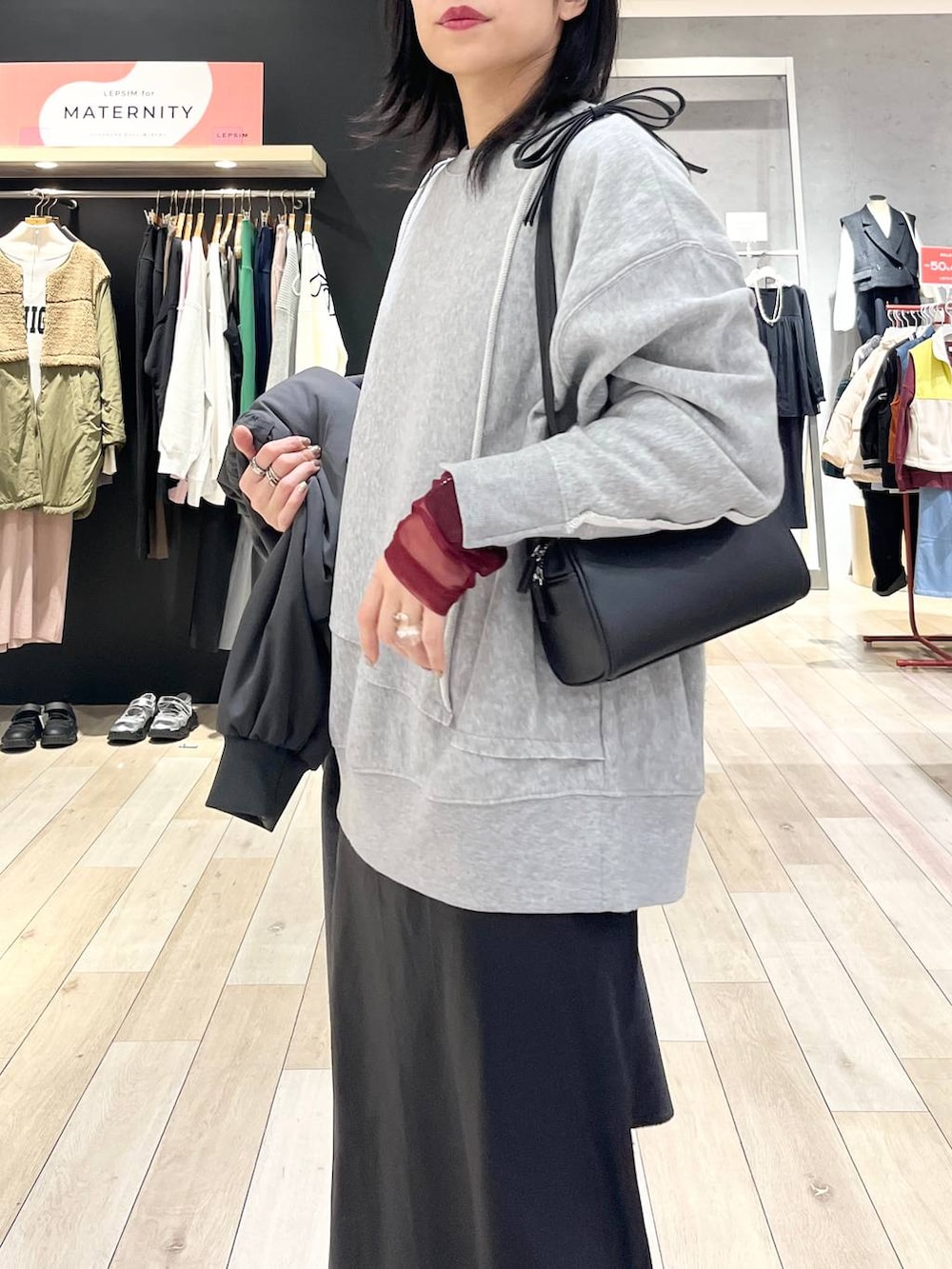 ブラック系のローファー、ブラック系のスカート、ブラック系のTシャツ/カットソーを着用したレディースの冬コーディネートの5枚目の写真