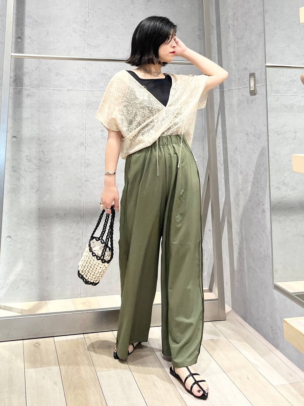 ブラック系のタンクトップ、ブラック系のサンダル、グリーン系のその他パンツを着用したレディースの夏コーディネートの6枚目の写真