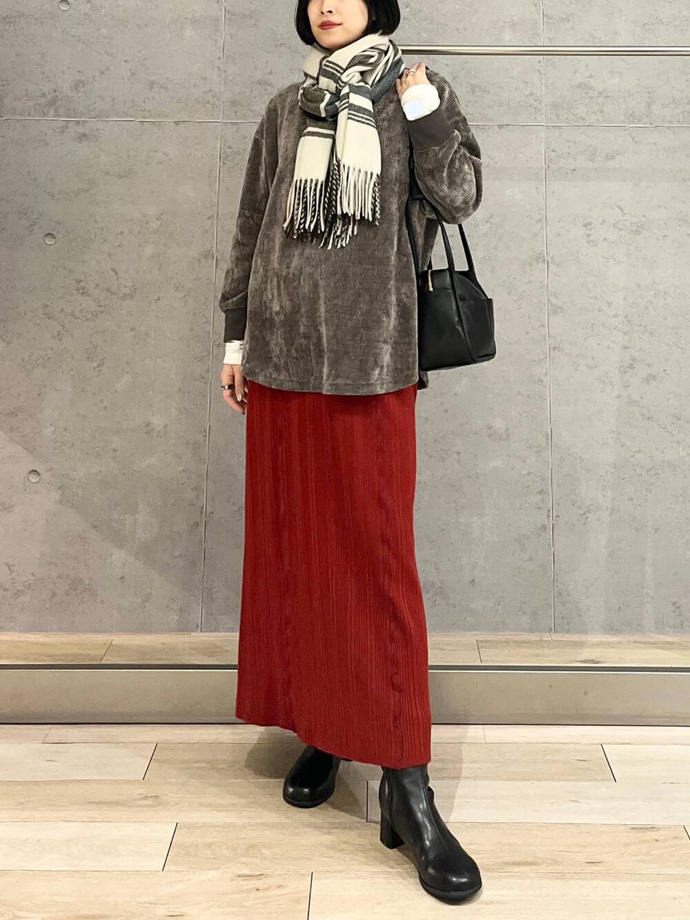 ブラック系のブーツ、ブラック系のショルダーバッグ、グレー系のTシャツ/カットソーを着用したレディースの冬コーディネートの5枚目の写真