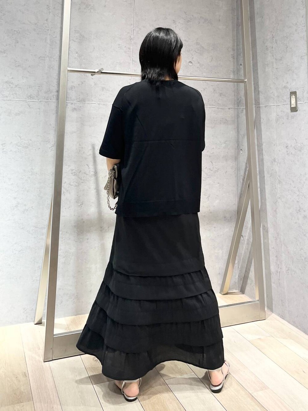 その他のショルダーバッグ、シルバー系のサンダル、ブラック系のニット/セーターを着用したレディースの夏コーディネートの4枚目の写真