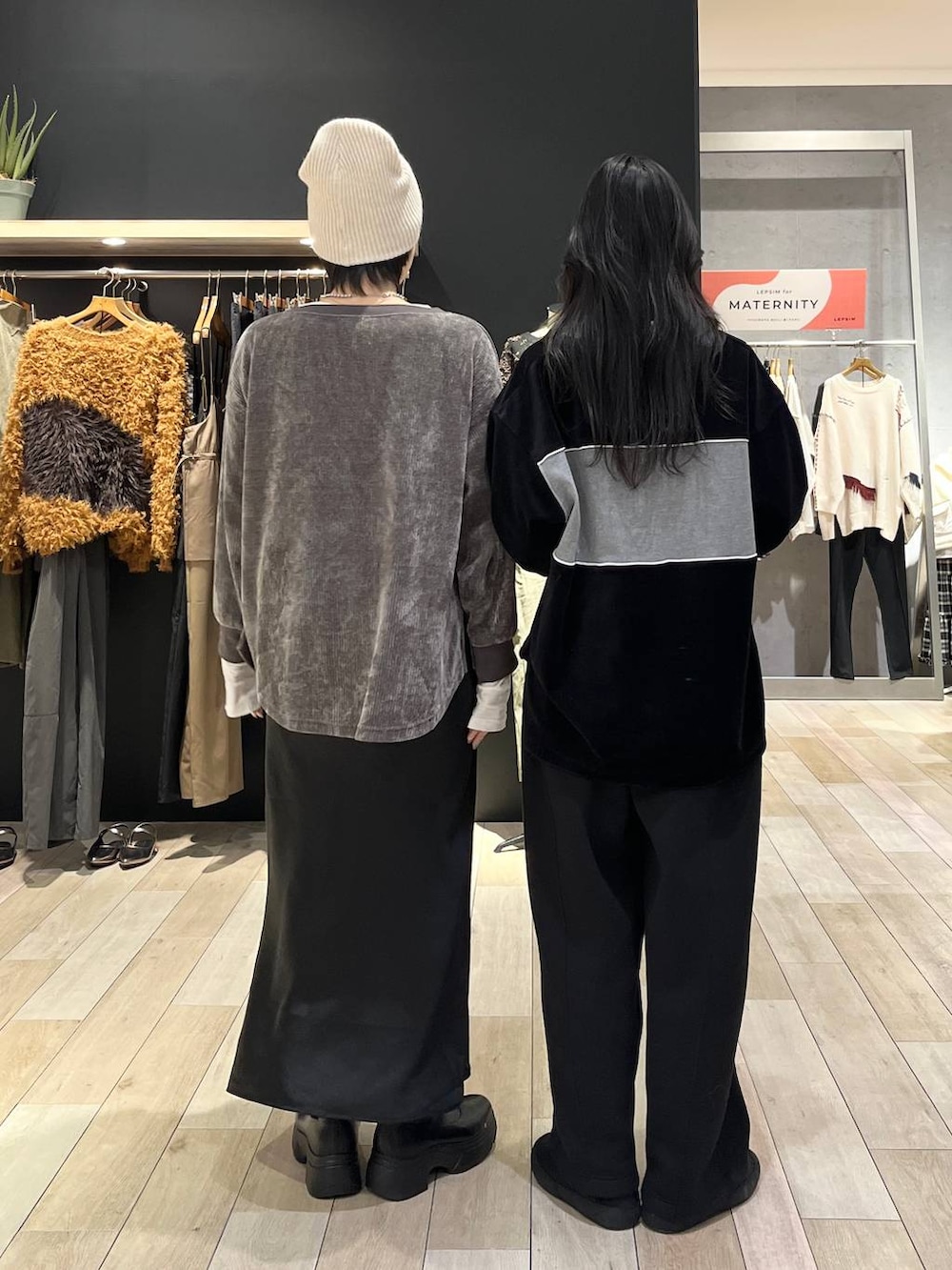 ブラック系のスカート、ブラック系のスウェットパンツ、ブラック系のブーツを着用したレディースの冬コーディネートの3枚目の写真