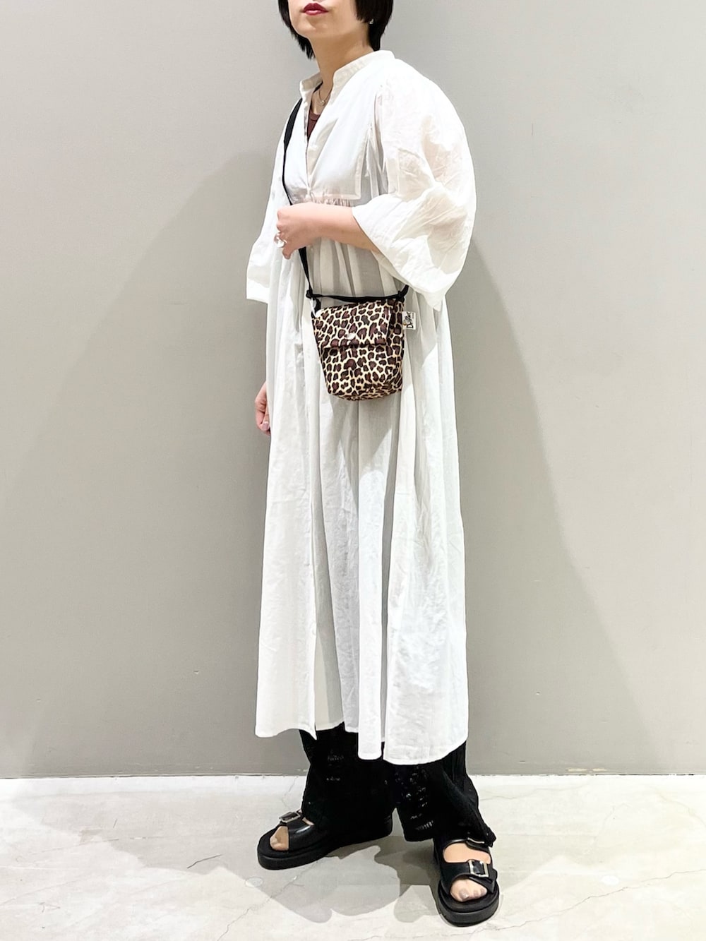 「LEPSIM、レプシィム(LEPSIM)、ワンピース、コットン、コットンワンピース、ロングワンピース、レース、レースパンツ、サンダル、ショルダーバッグ、MEI、淡色コーデ、お出かけコーデ、プチプラ、モノトーン」｜「LEPSIMのカロヤカコットンギャザーワンピース　164084（ワンピース、ホワイト系）」を使った、エムアイさん（レディース・162cm）の夏コーディネートの7枚目の写真