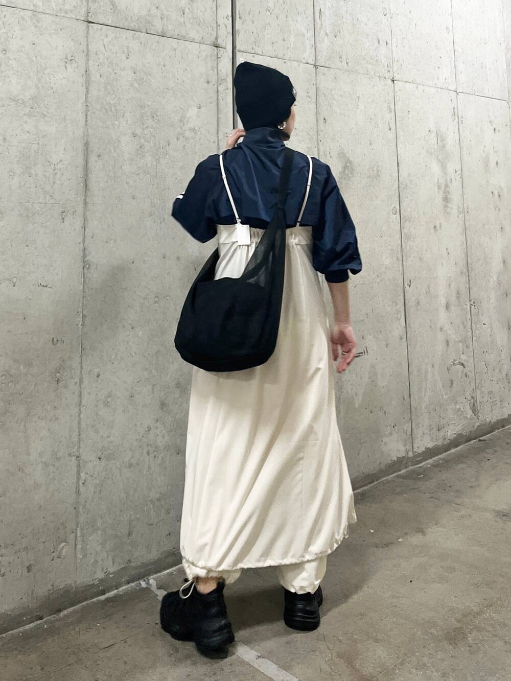 ホワイト系のワンピース、ホワイト系のカーゴパンツ、ブラック系のショルダーバッグを着用したレディースの春コーディネートの4枚目の写真