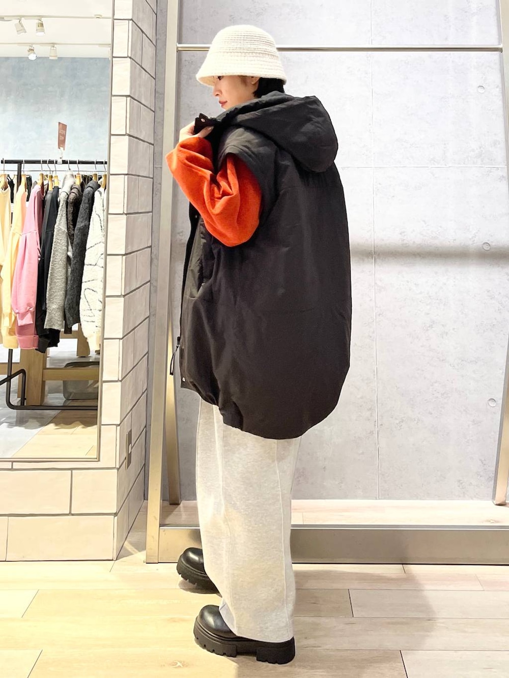 ブラック系のその他アウター、グレー系のスウェットパンツ、ブラック系のブーツを着用したレディースの秋コーディネートの4枚目の写真