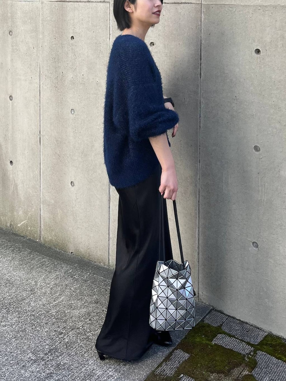 ブラック系のその他シューズ、ブラック系のスカート、ブルー系のニット/セーターを着用したレディースの秋コーディネートの4枚目の写真
