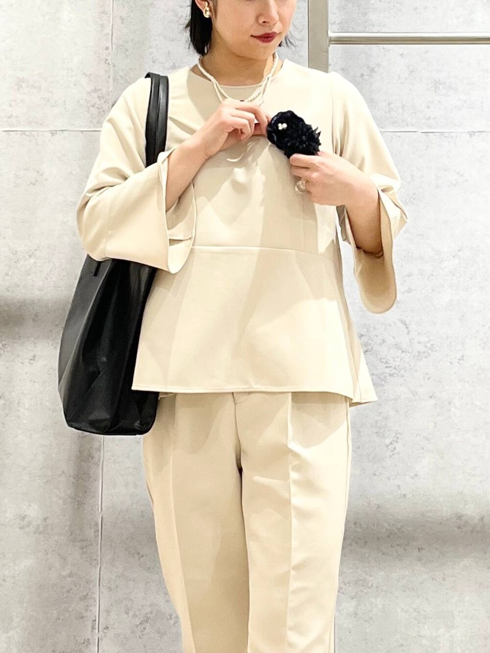 「LEPSIM、ブラウス、テーパードパンツ、入学式、卒業式、入園式、卒園式、セレモニー、オケージョン、セットアップ、プチプラ、冬アウター、シンプルコーデ、春色、オフィスカジュアル」|「LEPSIMの【入卒式/セレモニー】ツイルトレンチコート 102062(トレンチコート、ブラック系)」を使った、エムアイさん(レディース・162cm)の冬コーディネートの2枚目の写真