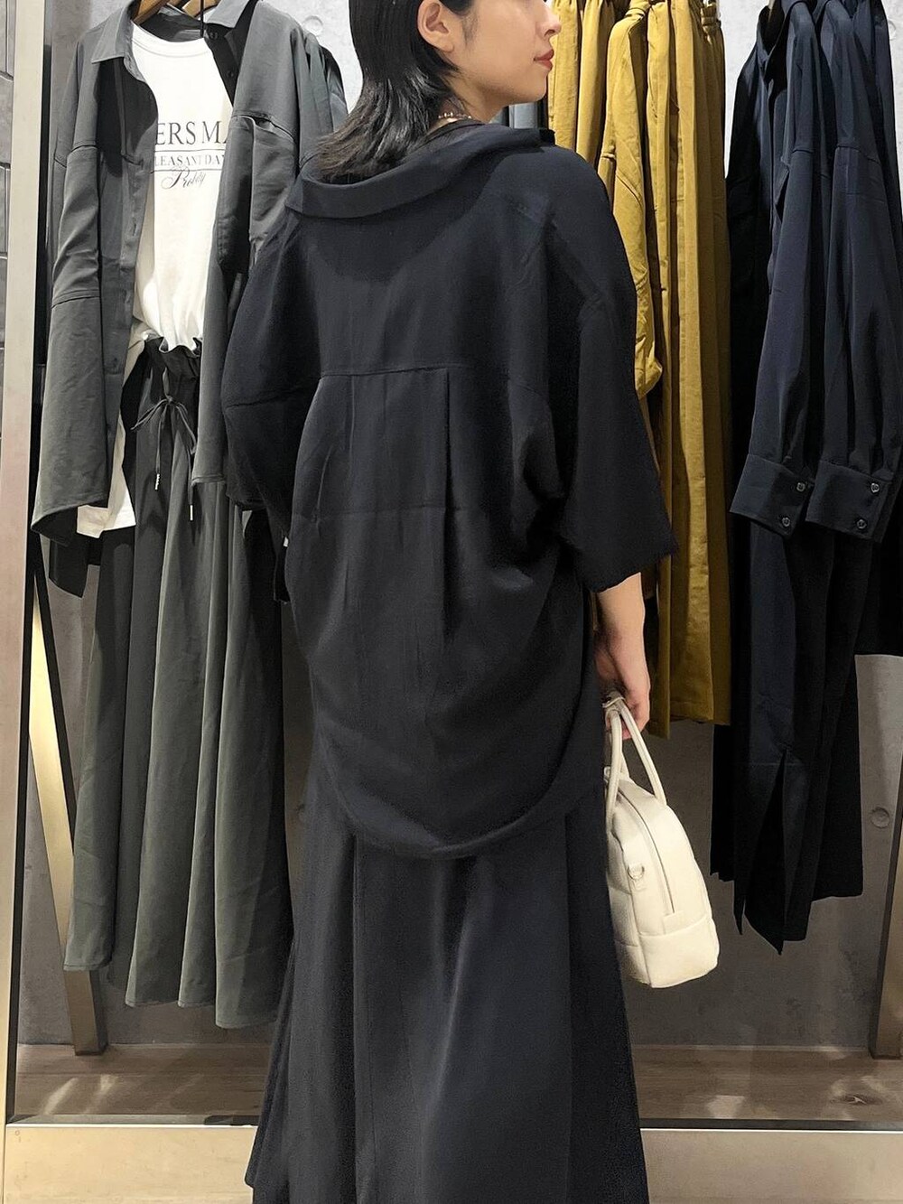 ブラック系のタンクトップ、ブルー系のその他パンツ、ブルー系のシャツ/ブラウスを着用したレディースの夏コーディネートの5枚目の写真