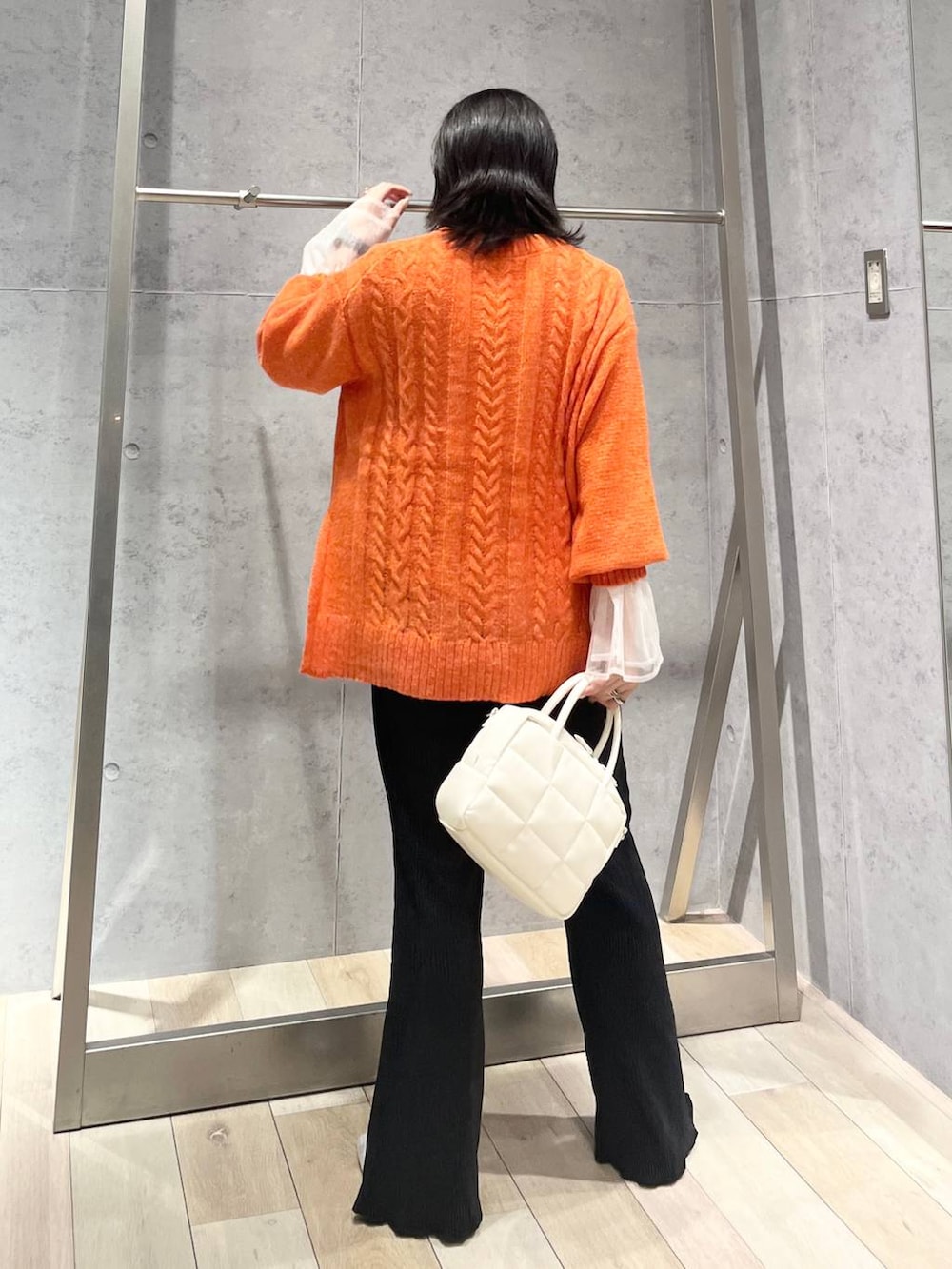 ホワイト系のボストンバッグ、シルバー系のパンプス、ホワイト系のTシャツ/カットソーを着用したレディースの秋コーディネートの4枚目の写真