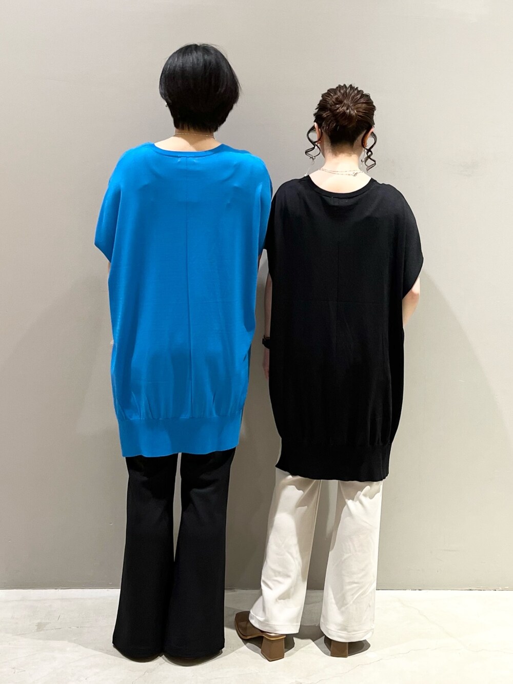 「LEPSIM、レプシィム(LEPSIM)、チュニック、サマーナイト、フレアパンツ、スリットパンツ、スクエアトゥ、シンプルコーデ、春夏コーデ、初夏コーデ、パンプス、ミュール、きれいめカジュアル、オトナカジュアル、ブルー」|「LEPSIMの14ゲージ頼れるチュニックワンピース 163931(ワンピース、ブルー系)」を使った、エムアイさん(レディース・162cm)の春コーディネートの5枚目の写真