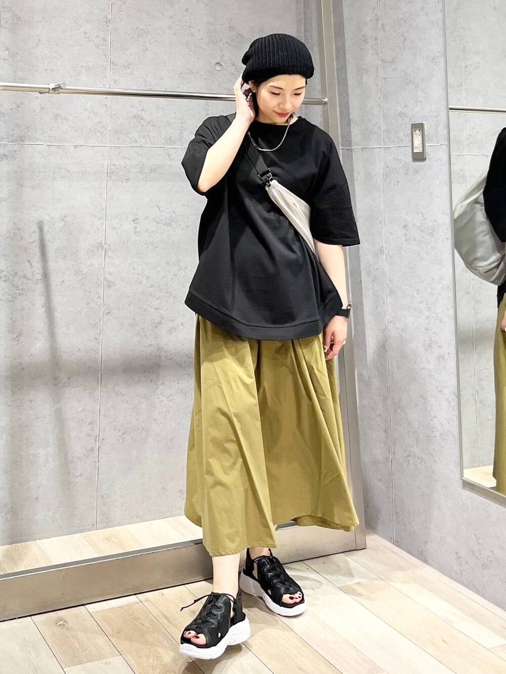 「カジュアル、モード、ベーシック/シンプル、デート/ロマンティック、楽ちんコーデ、女子会、きれいめカジュアル_LEPSIM、LEPSIM、Tシャツ、スカート、汗ジミ軽減、接触冷感、UVカット、ウォッシャブル、サンダル」｜「LEPSIMのゼロカルスポーツサンダル　105132（サンダル、ブラック系）」を使った、エムアイさん（レディース・162cm）の春コーディネートの3枚目の写真