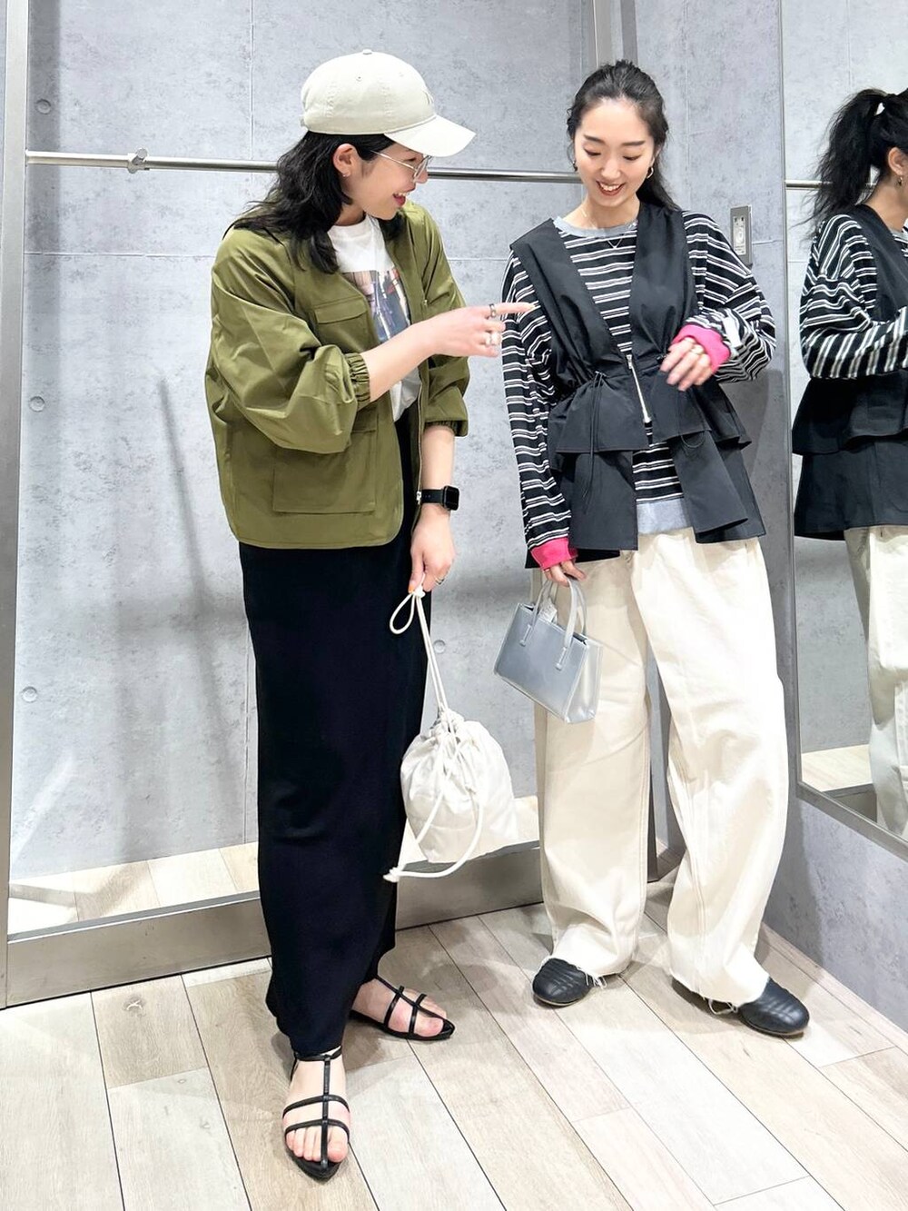 ブラック系のスカート、ホワイト系のショルダーバッグ、ブラック系のサンダルを着用したレディースの春コーディネートの7枚目の写真