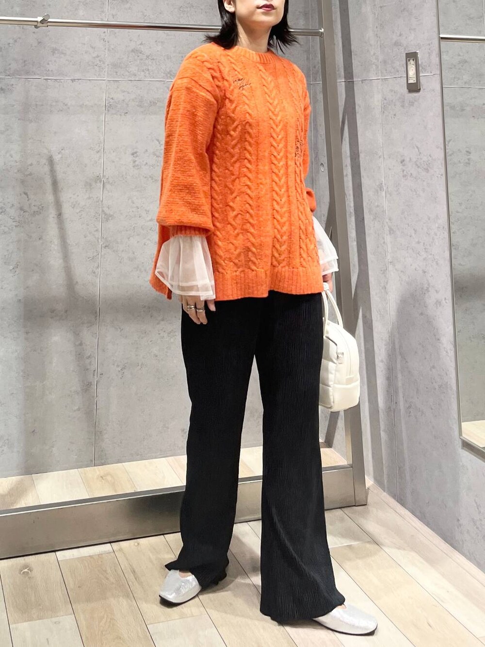 ホワイト系のボストンバッグ、シルバー系のパンプス、ホワイト系のTシャツ/カットソーを着用したレディースの秋コーディネートの2枚目の写真