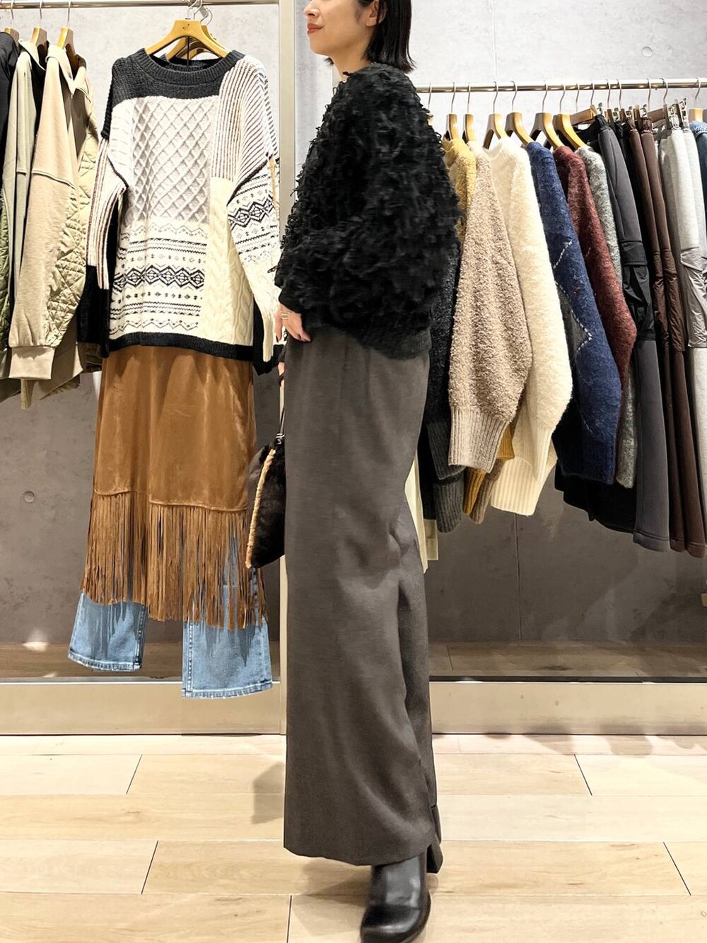 ブラック系のその他シューズ、グレー系のその他パンツ、ブラウン系のショルダーバッグを着用したレディースの秋コーディネートの3枚目の写真