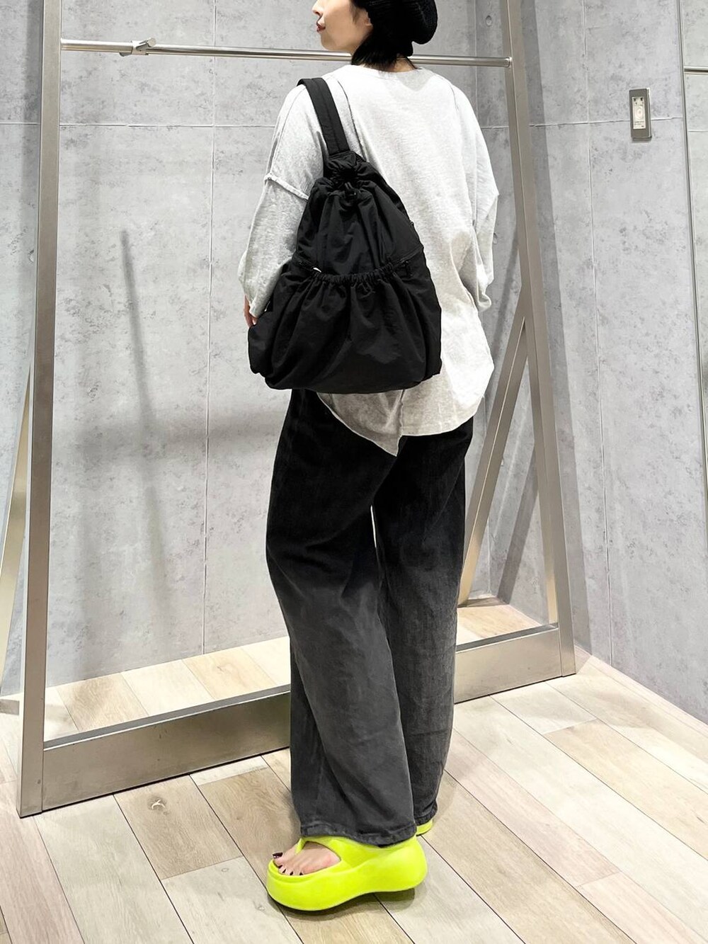 「バッグ、カジュアル、モード、ベーシック/シンプル、デート/ロマンティック、楽ちんコーデ、女子会、きれいめカジュアル_LEPSIM、LEPSIM、Tシャツ、デニムパンツ、サンダル、ワイドパンツ、ネックレス、ニット」｜「LEPSIMのナイロンドロストワンショルダー　103812（ショルダーバッグ、ブラック系）」を使った、エムアイさん（レディース・162cm）の春コーディネートの4枚目の写真