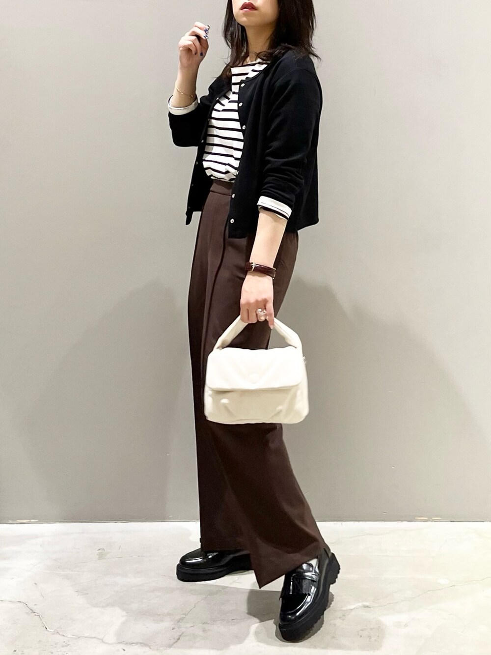 「LEPSIM、レプシィム(LEPSIM)、シンプルコーデ、厚底シューズ、きれいめカジュアル、秋冬コーデ、カーディガン、ボーダー、ボンディング、プチプラ、秋コーデ、ハンドバッグ、ハタラクパンツ、ブラウン、ローファー」｜「LEPSIMの【6つの嬉しい機能付き】ハタラク7DAYSストレートパンツ 2022冬　281814（スラックス、ブラウン系）」を使った、エムアイさん（レディース・162cm）の秋コーディネートの2枚目の写真