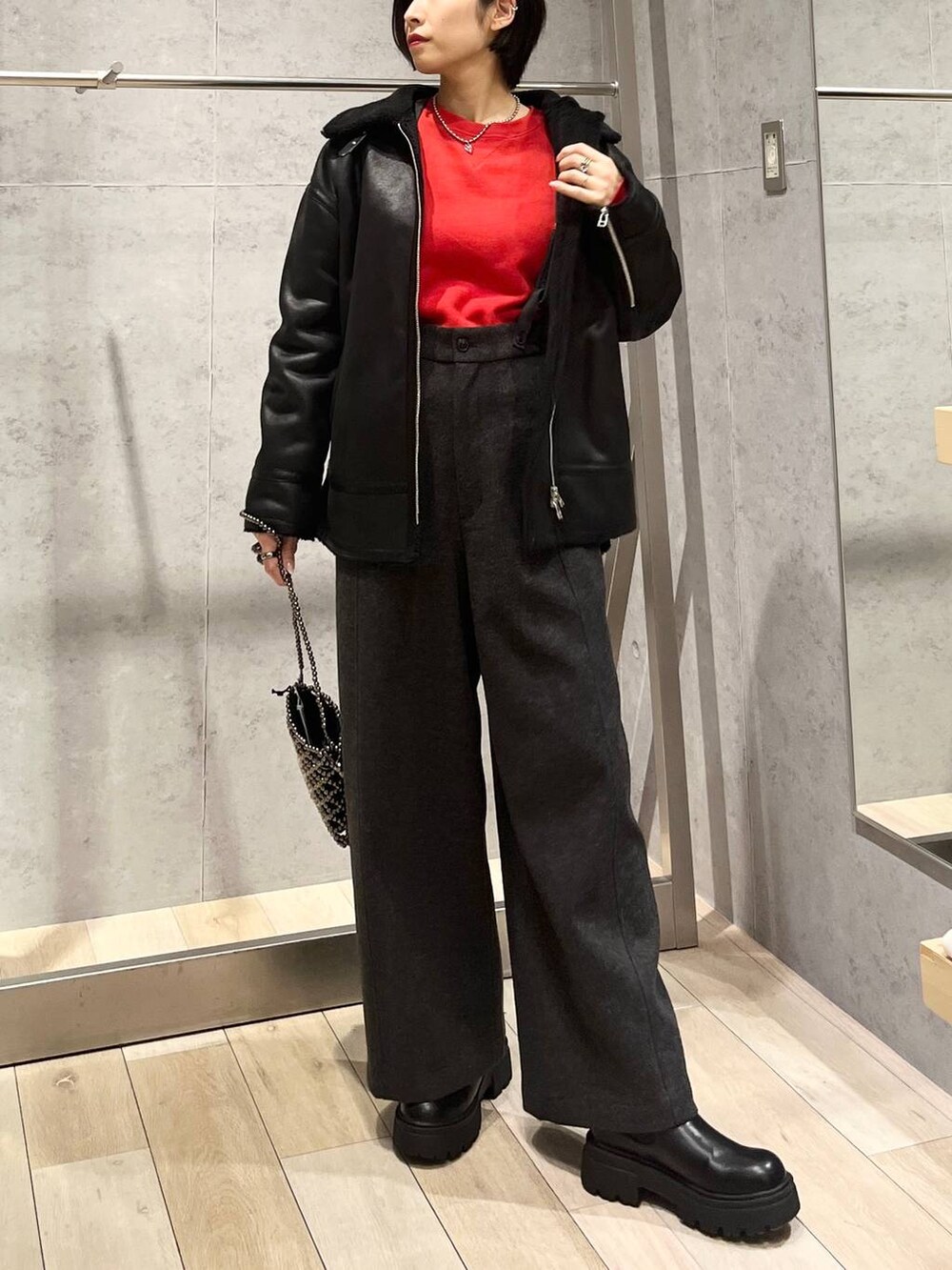 シルバー系のショルダーバッグ、グレー系のその他パンツ、ブラック系のその他アウターを着用したレディースの秋コーディネートの5枚目の写真