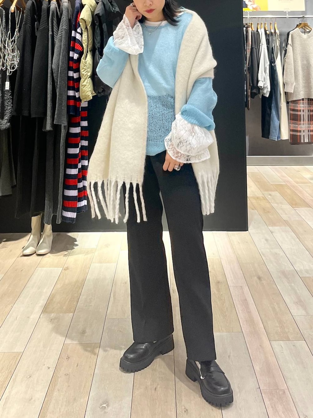 ブラック系のローファー、ホワイト系のTシャツ/カットソー、ブルー系のニット/セーターを着用したレディースの秋コーディネートの5枚目の写真