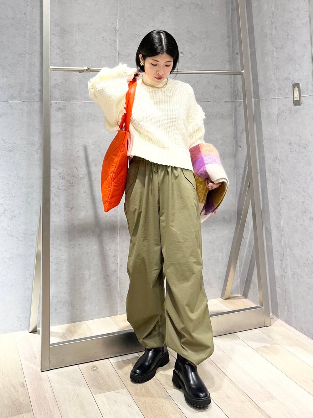 「カジュアル、モード、ベーシック/シンプル、デート/ロマンティック、楽ちんコーデ、女子会、きれいめカジュアル_LEPSIM、LEPSIM、ニット、冬コーデ、ミリタリー、ストリート、ブーツ、ゼロかるシリーズ_LEPSIM、トートバッグ」｜「LEPSIMのミリタリーパラシュートパンツ　909739（その他パンツ、グリーン系）」を使った、エムアイさん（レディース・162cm）の冬コーディネートの2枚目の写真