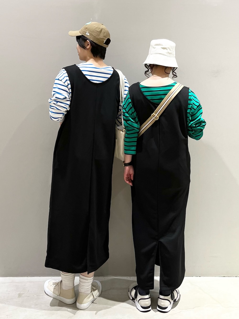 「LEPSIM、レプシィム(LEPSIM)、ボーダー、ボーダートップス、ジャンパースカート、スニーカー、ショルダーバッグ、シンプルコーデ、レイヤードスタイル、キャップ、バケットハット、休日スタイル、ニューエラ、大人カジュアル、春コーデ」｜「LEPSIMの2WAYイージージャンスカ　125460（ワンピース、ブラック系）」を使った、エムアイさん（レディース・162cm）の春コーディネートの5枚目の写真