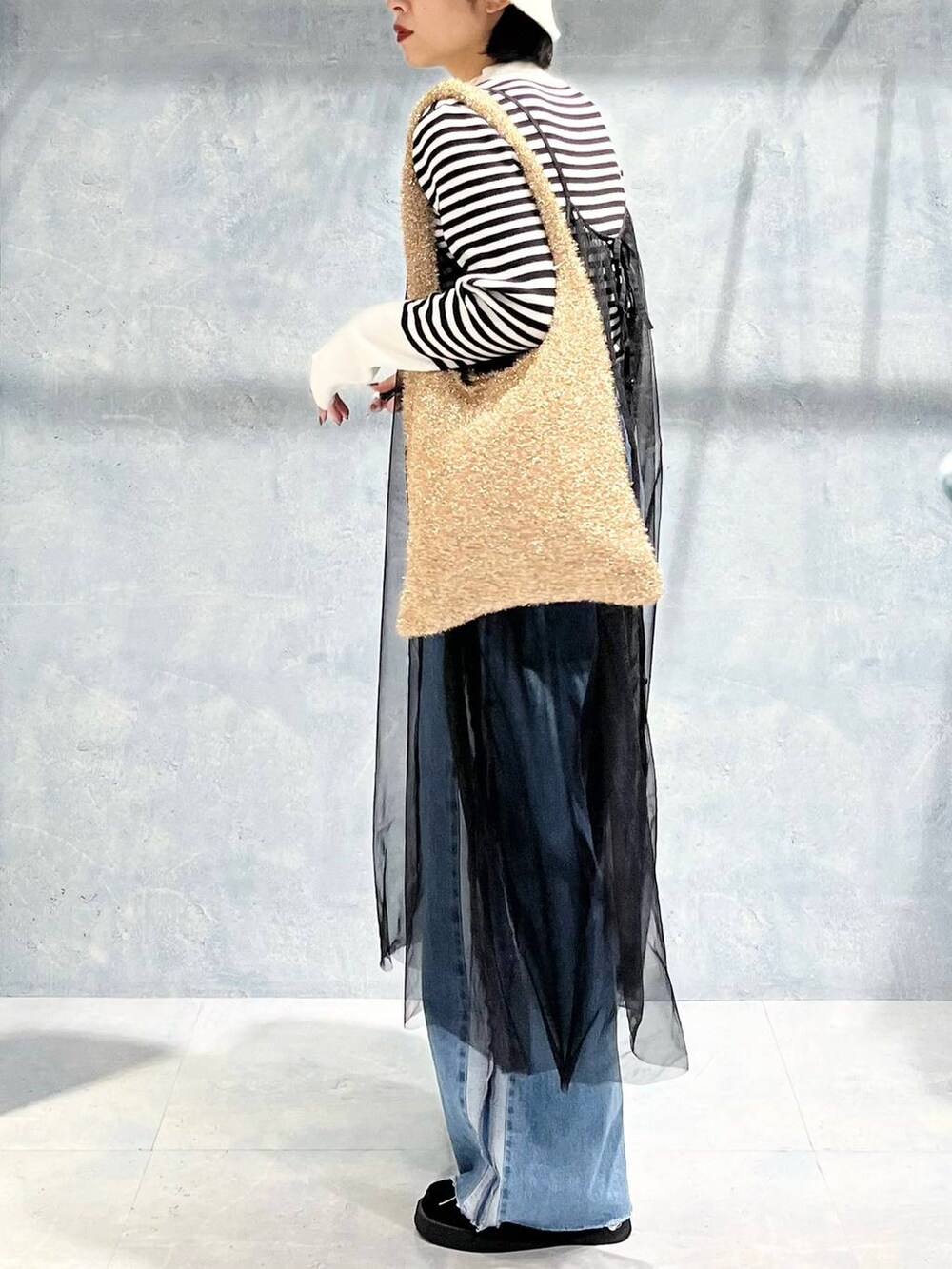 ブラウン系のブルゾン、ブラック系のモカシン/デッキシューズ、ゴールド系のショルダーバッグを着用したレディースの冬コーディネートの6枚目の写真