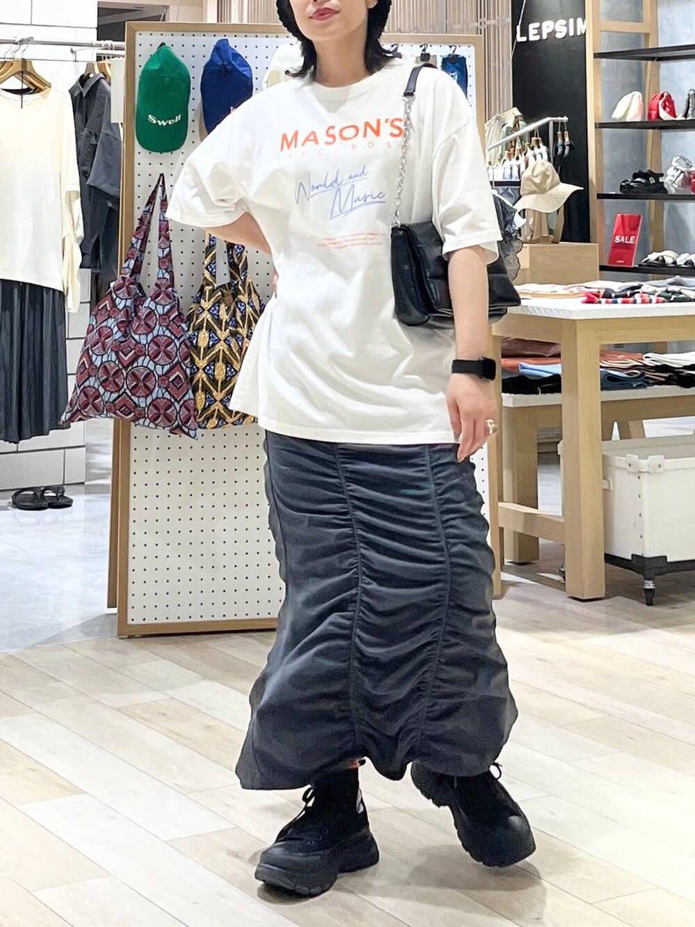 「ロングスカート、カジュアル、モード、ベーシック/シンプル、デート/ロマンティック、楽ちんコーデ、女子会、きれいめカジュアル_LEPSIM、LEPSIM、Tシャツ、スカート、ニット帽、ショルダーバッグ、バッグ、夏コーデ」｜「LEPSIMのパデット2WAYショルダー　103831（ショルダーバッグ、ブラック系）」を使った、エムアイさん（レディース・162cm）の夏コーディネートの7枚目の写真