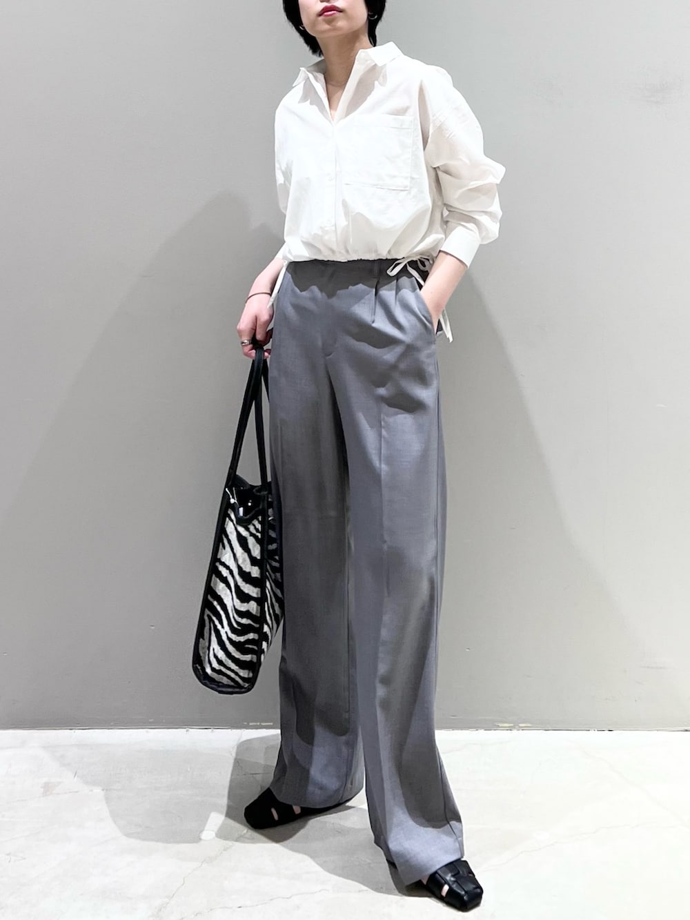 「LEPSIM、レプシィム(LEPSIM)、シャツスタイル、ショート丈トップス、ハイウエスト、スラックス、春コーデ、春服みてみて、モノトーン、オフィスカジュアル、モード、ゼブラ柄、トートバッグ、大人カジュアル、グルカサンダル」｜「LEPSIMのドロストショートシャツ　187118（シャツ/ブラウス、ホワイト系）」を使った、エムアイさん（レディース・162cm）の春コーディネートの4枚目の写真