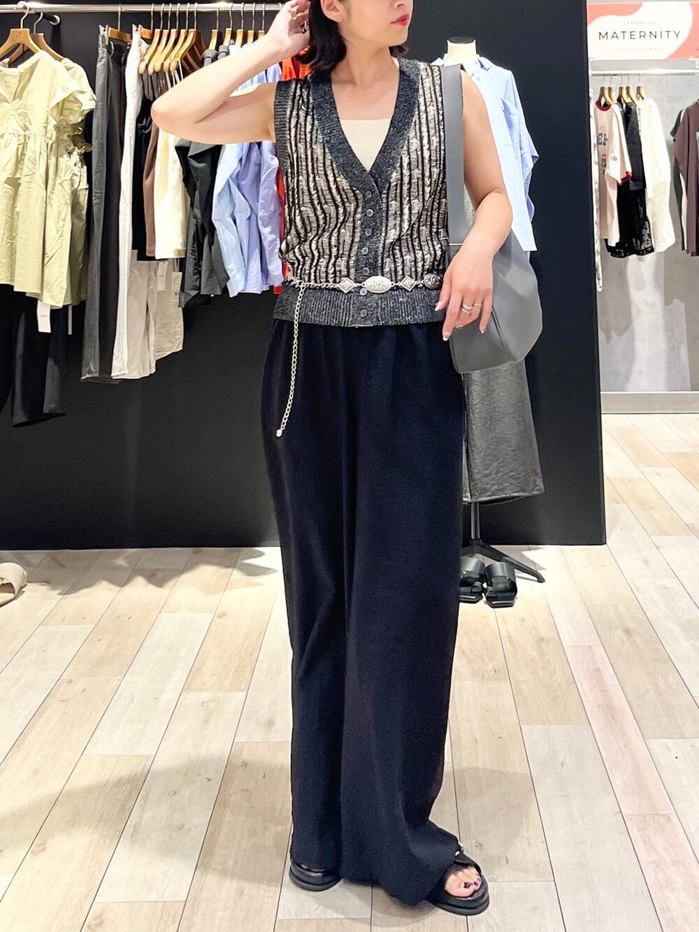 ホワイト系のタンクトップ、ブラック系のその他パンツ、ブラック系のサンダルを着用したレディースの夏コーディネートの5枚目の写真