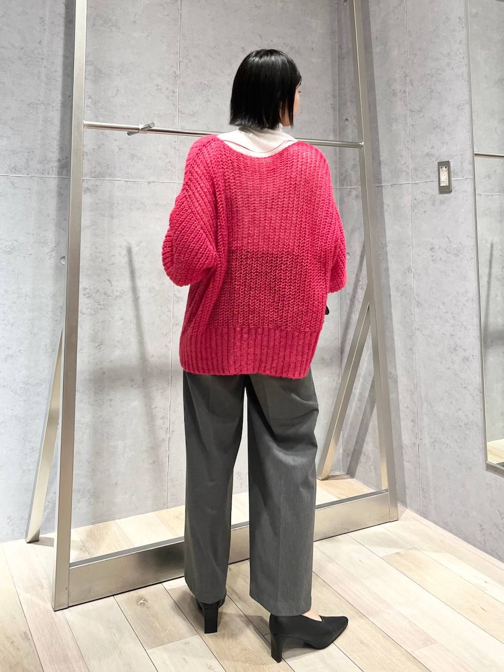 ホワイト系のTシャツ/カットソー、グレー系のその他パンツ、ブラック系のショルダーバッグを着用したレディースの秋コーディネートの8枚目の写真