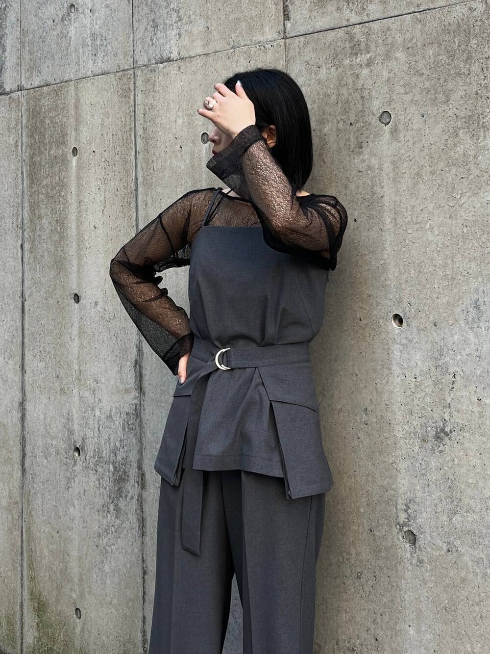 グレー系のその他パンツ、グレー系のキャミソール、ブラック系のパンプスを着用したレディースの冬コーディネートの4枚目の写真