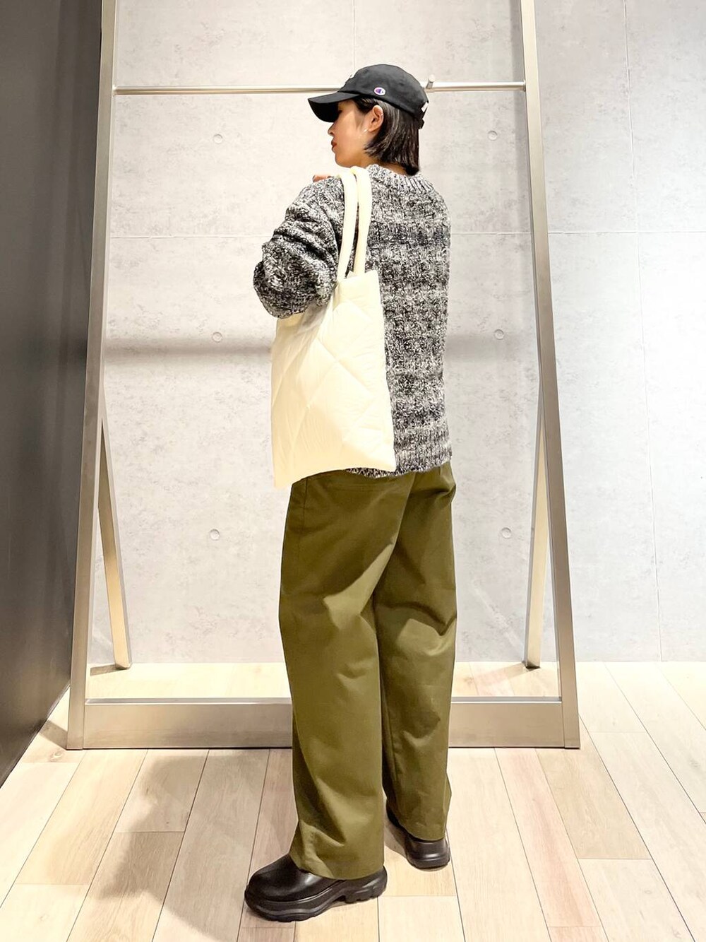 ホワイト系のTシャツ/カットソー、ホワイト系のトートバッグ、グリーン系のその他パンツを着用したレディースの冬コーディネートの5枚目の写真