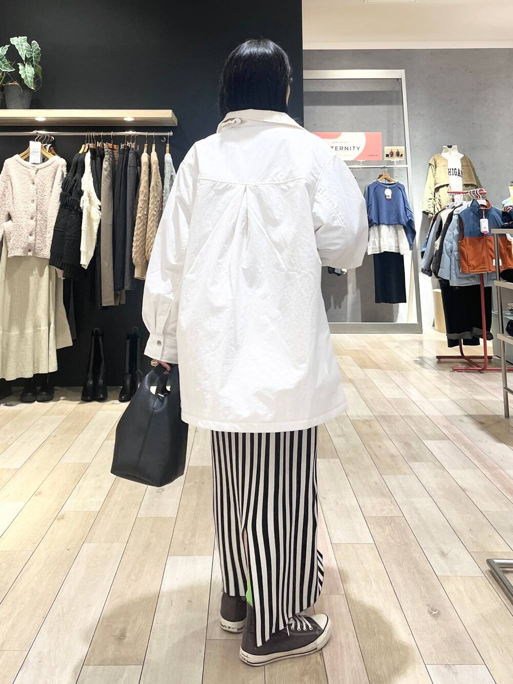 「楽ちんコーデ、バッグ、満たされニット_LEPSIM、カジュアル、モード、ベーシック/シンプル、デート/ロマンティック、女子会、きれいめカジュアル_LEPSIM、LEPSIM、おでかけ、シンプルコーデ、秋コーデ、秋冬新作、冬コーデ」｜「LEPSIMのハンティングジャケット　132453（その他アウター、ホワイト系）」を使った、エムアイさん（レディース・162cm）の冬コーディネートの5枚目の写真