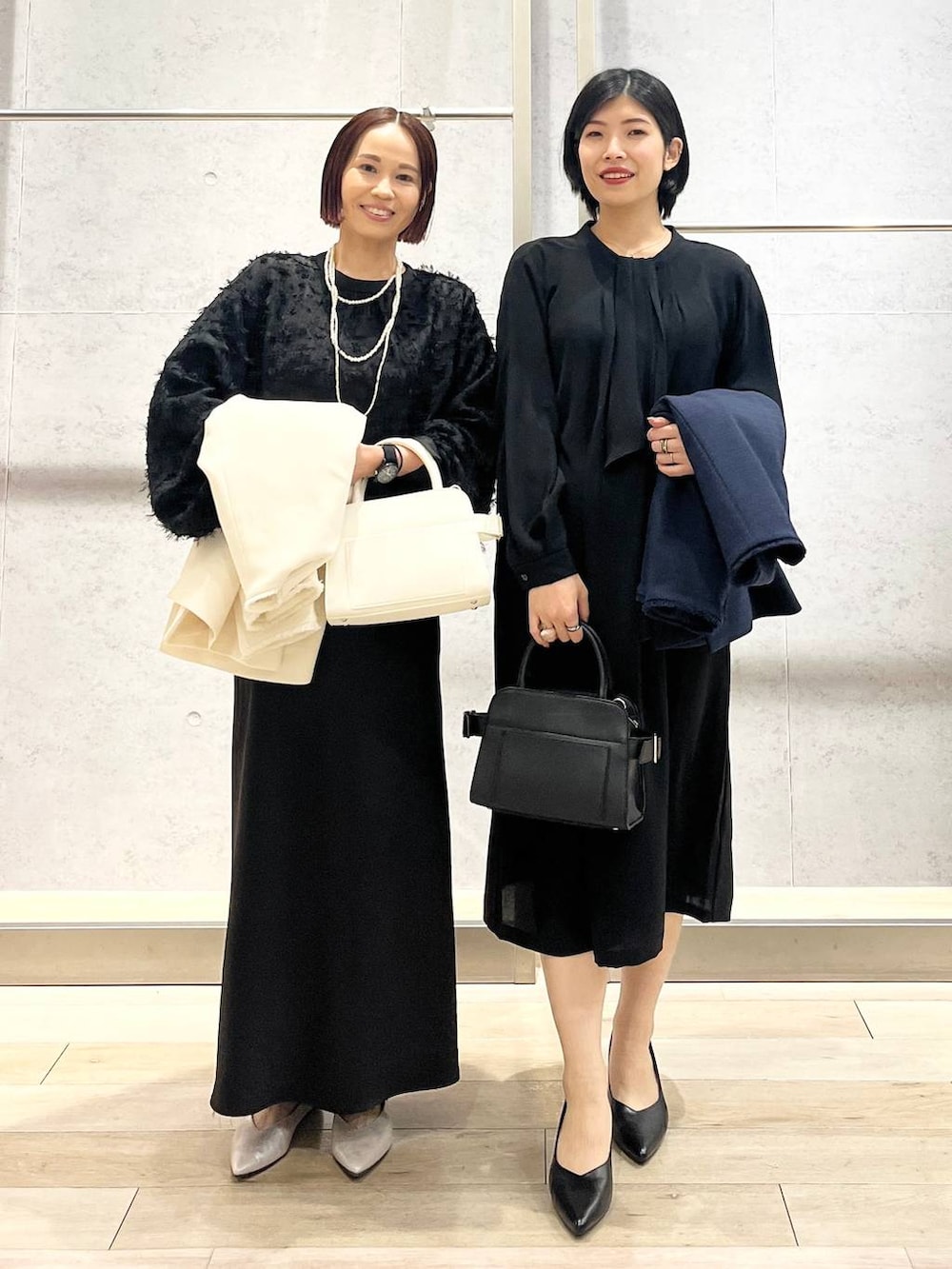 ブラック系のスカート、ブルー系のノーカラージャケット、ホワイト系のノーカラージャケットを着用したレディースの冬コーディネートの6枚目の写真