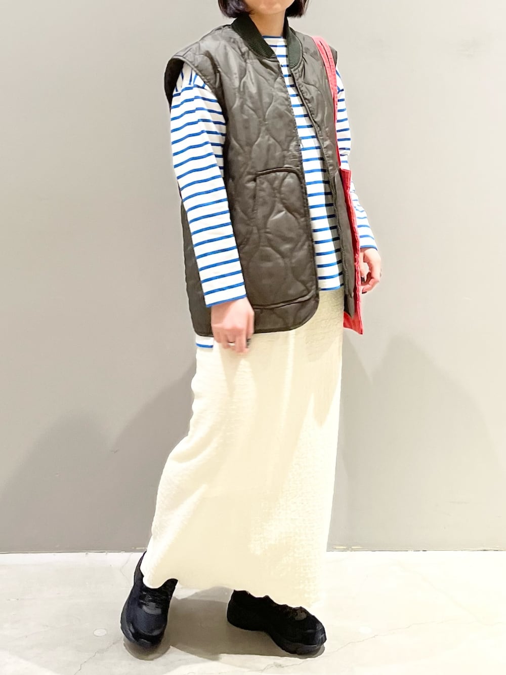 ピンク系のトートバッグ、ブラック系のスニーカー、ブルー系のTシャツ/カットソーを着用したレディースの春コーディネートの5枚目の写真