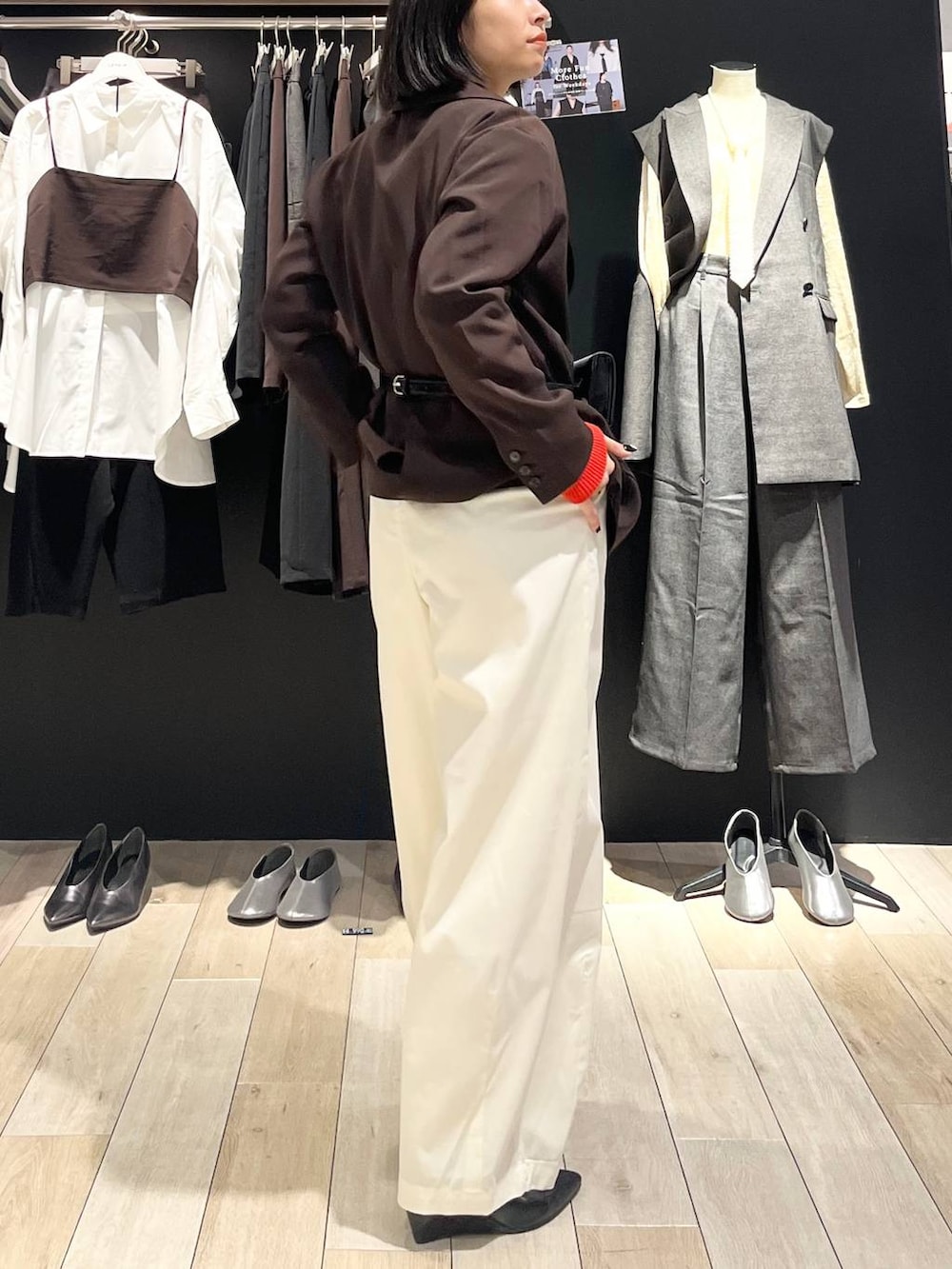 ホワイト系のニット/セーター、ホワイト系のその他パンツ、ブラック系のパンプスを着用したレディースの秋コーディネートの3枚目の写真