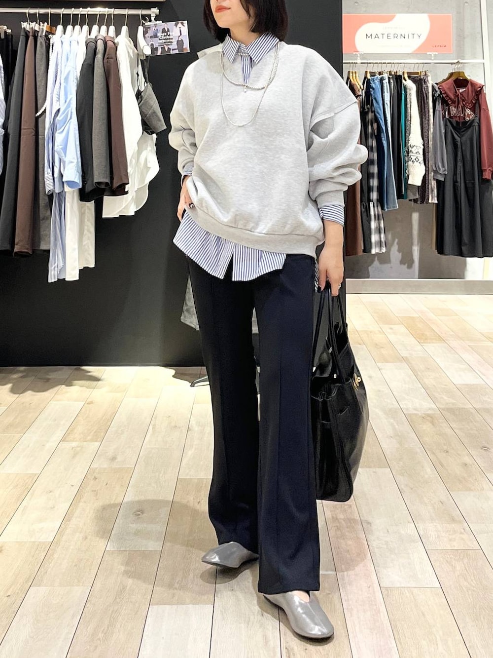 ブラック系のその他パンツ、その他のシャツ/ブラウス、グレー系のスウェットを着用したレディースの秋コーディネートの2枚目の写真