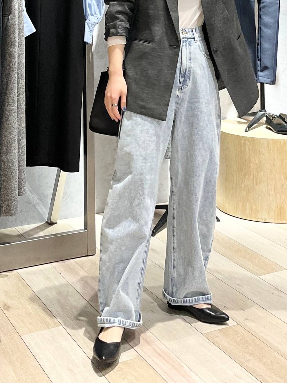 ホワイト系のTシャツ/カットソー、ブルー系のデニムパンツ、ブラック系のショルダーバッグを着用したレディースの冬コーディネートの9枚目の写真