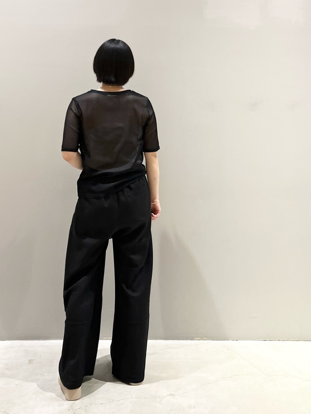 ブラック系のその他パンツ、ベージュ系のサンダル、ブラック系のTシャツ/カットソーを着用したレディースの夏コーディネートの4枚目の写真