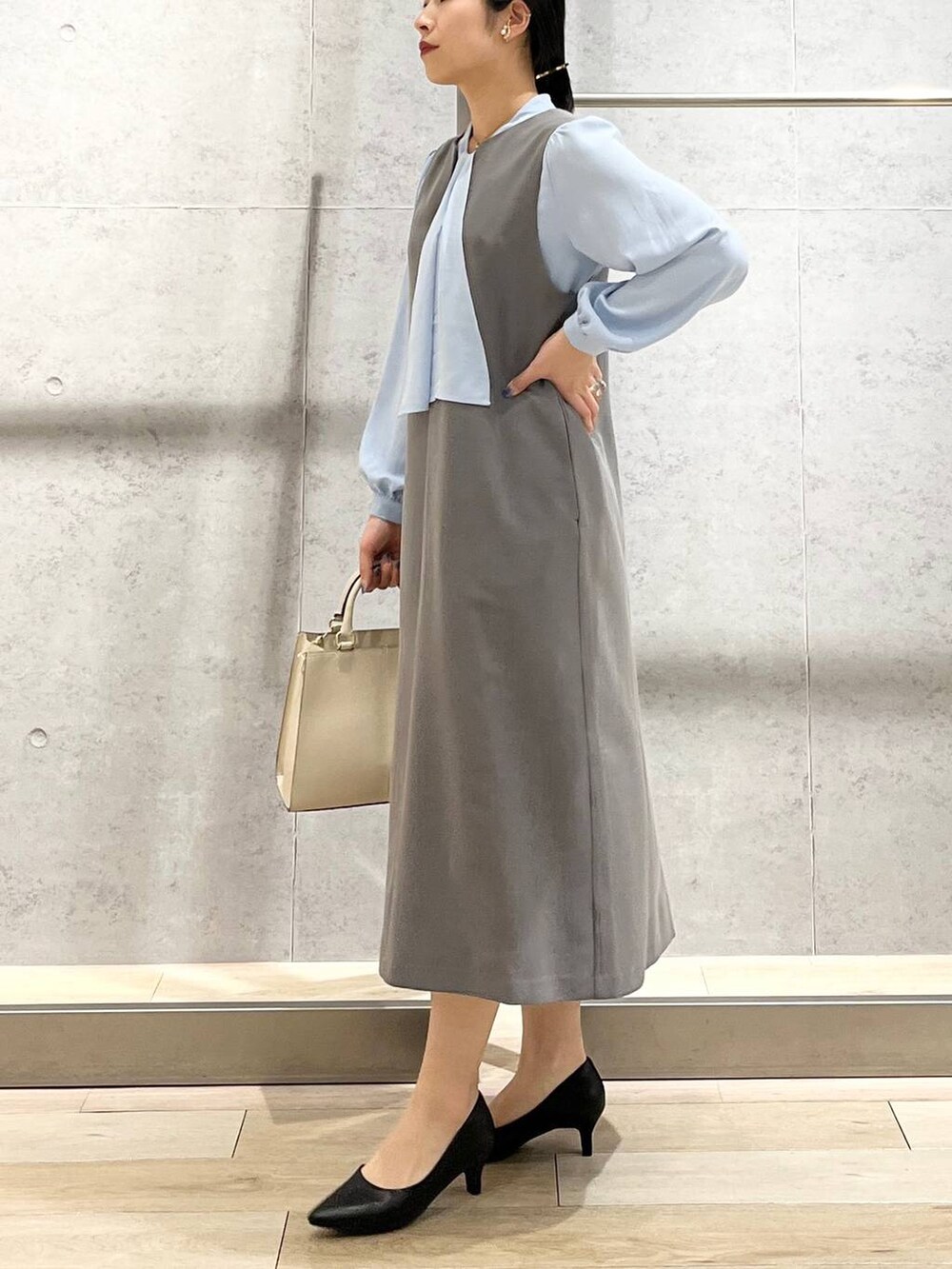 ブルー系のシャツ/ブラウス、ホワイト系のショルダーバッグ、ブラック系のパンプスを着用したレディースの冬コーディネートの4枚目の写真