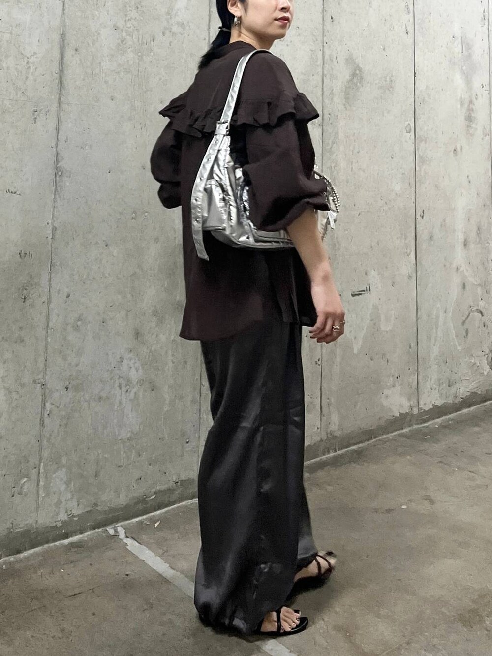 ブラック系のサンダル、グレー系のその他パンツ、シルバー系のショルダーバッグを着用したレディースの夏コーディネートの8枚目の写真