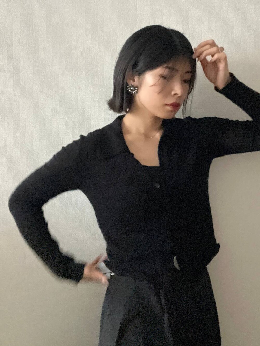 ブラック系のニット/セーター、ブラック系のベルトを着用したレディースの夏コーディネートの5枚目の写真